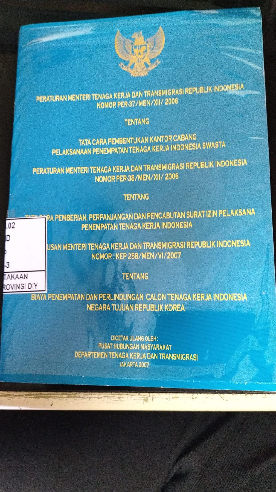 PERATURAN

MENTERI TENAGA KERJA DAN TRANSMIGRASI REPUBLIK INDONESIA

NOMOR: PER - 37/MEN/XII/2006

TENTANG

TATA CARA PEMBENTUKAN KANTOR CABANG PELAKSANAAN PENEMPATAN TENAGA KERJA INDONESIA SWASTA DAN PERATURAN

MENTERI TENAGA KERJA DAN TRANSMIGRASI REPUBLIK INDONESIA

NOMOR: PER - 38/MEN/XII/2006

TENTANG

TATA CARA PEMBERIAN, PERPANJANGAN DAN PENCABUTAN SURAT IZIN PELAKSANA PENEMPATAN TENAGA KERJA INDONESIA